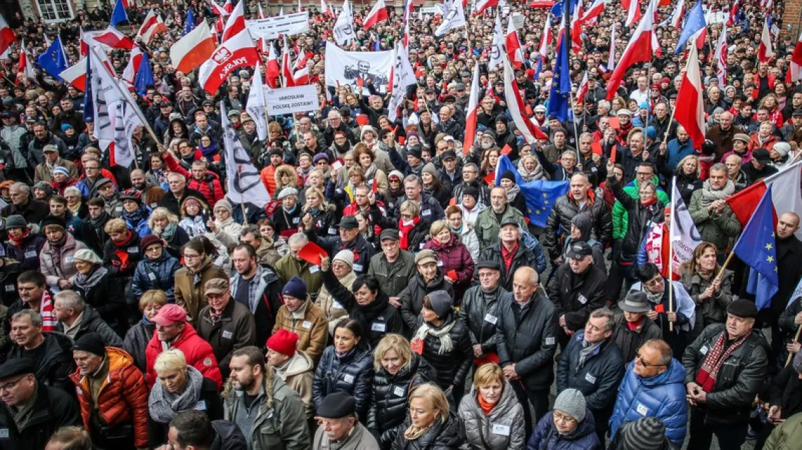 Demonstracja zorganizowana przez Komitet Obrony Demokracji w Gdańsku. 19 grudnia 2015 demonstracje odbywały się w całej Polsce. / / fot. REPORTER