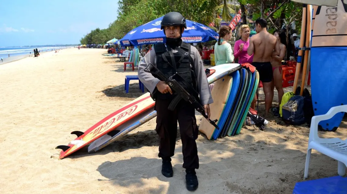 Patrol indonezyjskiej policji na plaży na wyspie Bali po atakch w Dżakarcie. 20.01.2016 r. /  / Fot. SONNY TUMBELAKA/AFP/EAST NEWS