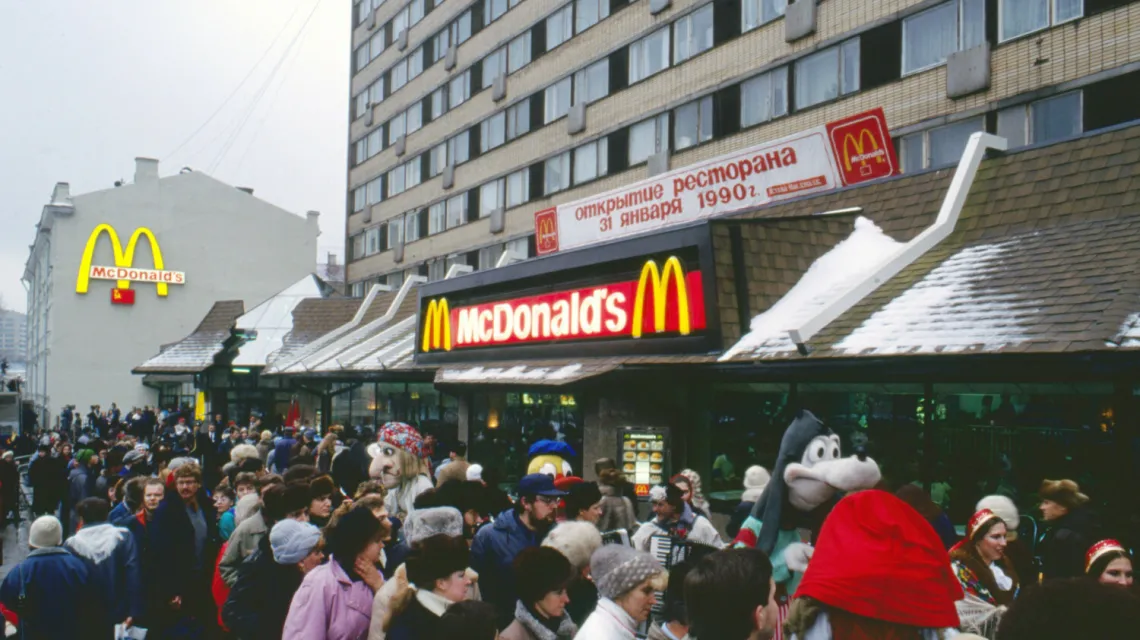 Otwarcie pierwszej restauracji McDonald's w Moskwie. ZSRR, 31 stycznia 1990 r. / FOT. Wojtek Laski/East News / 
