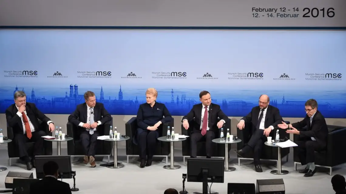 Od lewej: Prezydent Ukrainy Petro Poroshenko, prezydent Finlandii Sauli Niinisto, prezydent Litwy Dalia Grybauskaite, prezydent Polski Andrzej Duda, prezydent Parlamentu Europejskiego Martin Schulz oraz założyciel „Eurasia Group” Ian Bremmer. / Fot Christof STACHE/AFP/EASTNEWS 