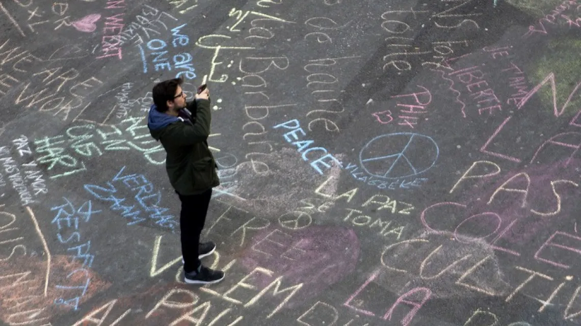 Napisy na Place de la Bourse w Brukseli, na którym po zamachach w metrze i na lotnisku gromadzili się mieszkańcy. 22.03.2016 r.  / Fot.  KENZO TRIBOUILLARD / AFP PHOTO / EAST NEWS