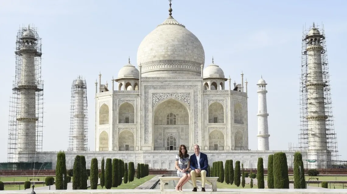 Książę William i księżna Kate podczas wizyty w Taj Mahal, kwiecień 2016 r. / Money Sharma / AP / East News 