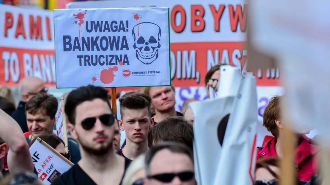 Demonstracja pod hasłem "Stop Bankowemu Bezprawiu" przed budynkiem NBP, 16 kwietnia 2016 r. / Mariusz Gaczynski/East News