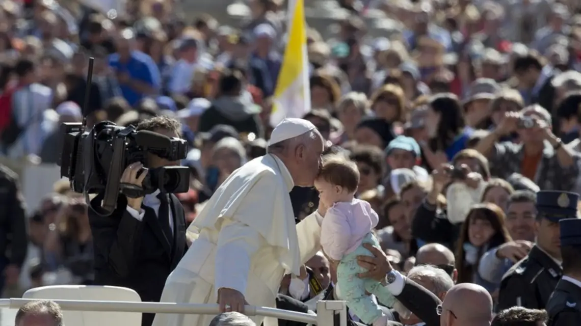 Papież Franciszek podczas audiencji generalnej na Placu Świętego Piotra w Watykanie. 20.04.2016 r. / / Fot. Andrew Medichini/AP/FOTOLINK/EASTNEWS