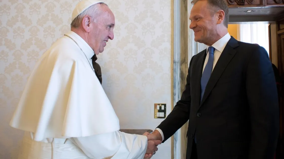 Papież Franciszek i Donald Tusk. / FOT. L'osservatore Romano/Pool Photo via AP / 