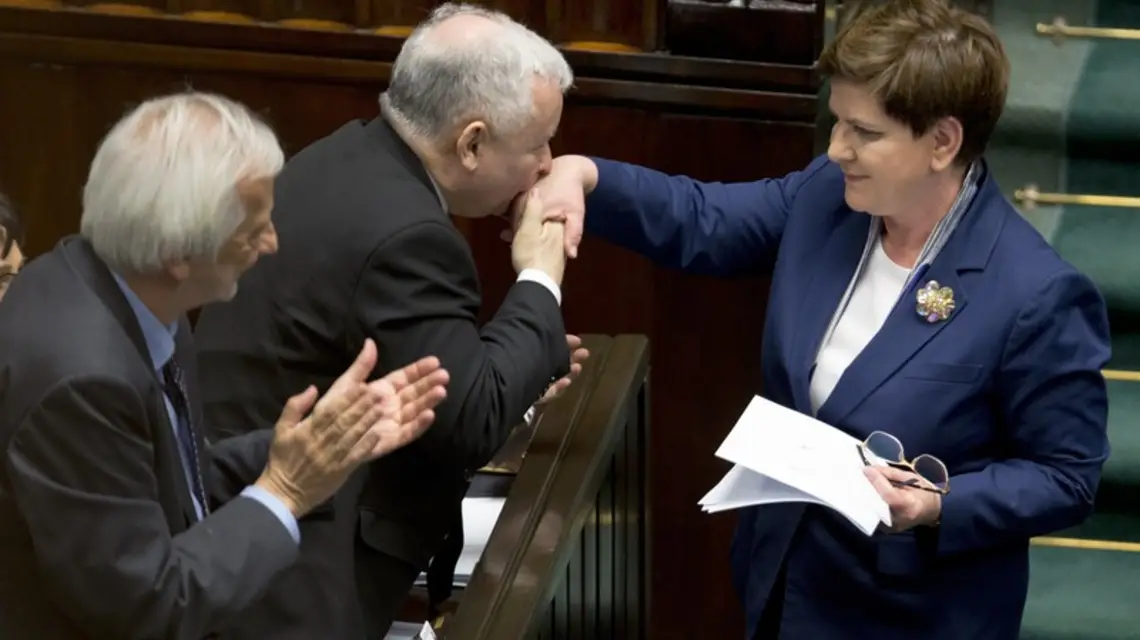 Premier Beata Szydło i prezes PiS Jarosław Kaczyński oraz Ryszard Terlecki w Sejmie podczas prezentacji oceny rządów PO-PSL przez PiS. Warszawa, 11 maja 2016 r. / / fot. Reporter