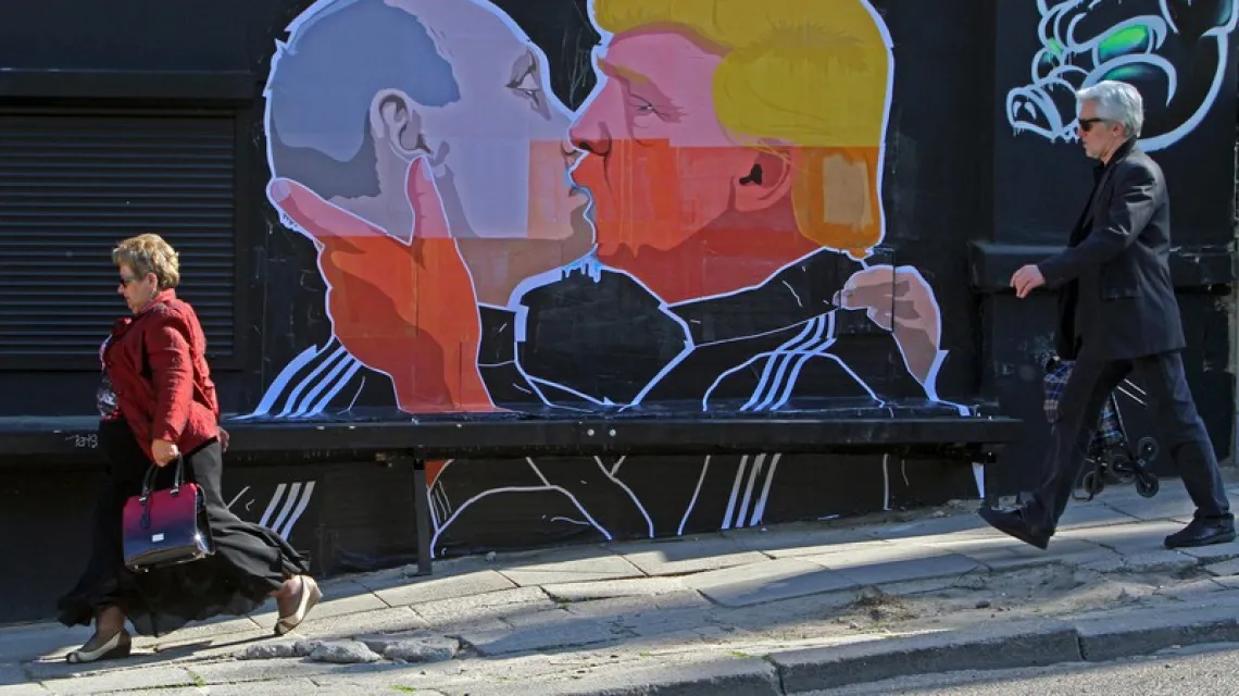 Graffiti, Donald Trump i Władimir Putin. Fot: AFP PHOTO / Petras Malukas / 