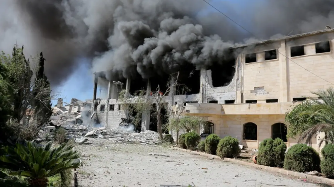 Pożar budynku po uderzeniu rosyjskiego samolotu, Aleppo, Syria, 24.09.2016 r. / / Fot. Huseyin Nasir/AA/ABACA/EAST NEWS