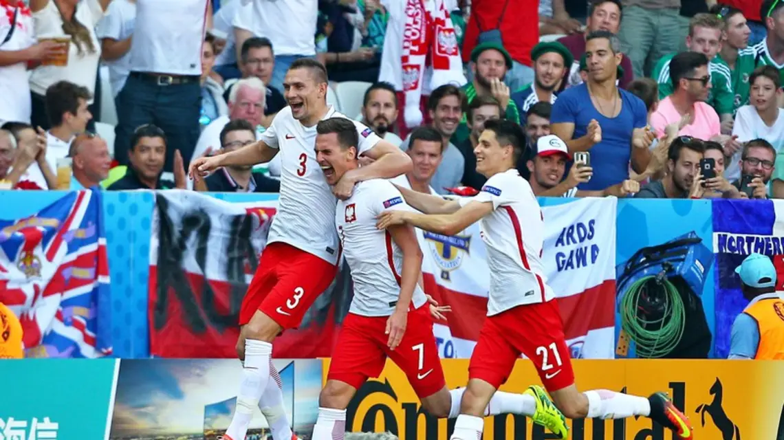 Radość piłkarzy po zdobyciu bramki przez Akradiusza Milika (w środku). Z prawej: Bartosz Kapustka, wyróżniający się zawodnik w reprezentacji Polski. Fot. Michael Zemanek / BPI/EAST NEWS / 