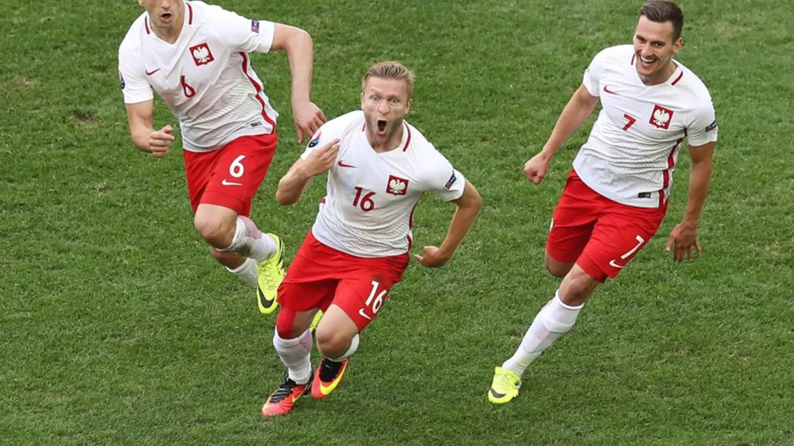 Jakub Błaszczykowski ( w środku) po zdobytym golu. 21.06.2016 r. / / Fot. Valery HACHE / AFP PHOTO / EASTNEWS