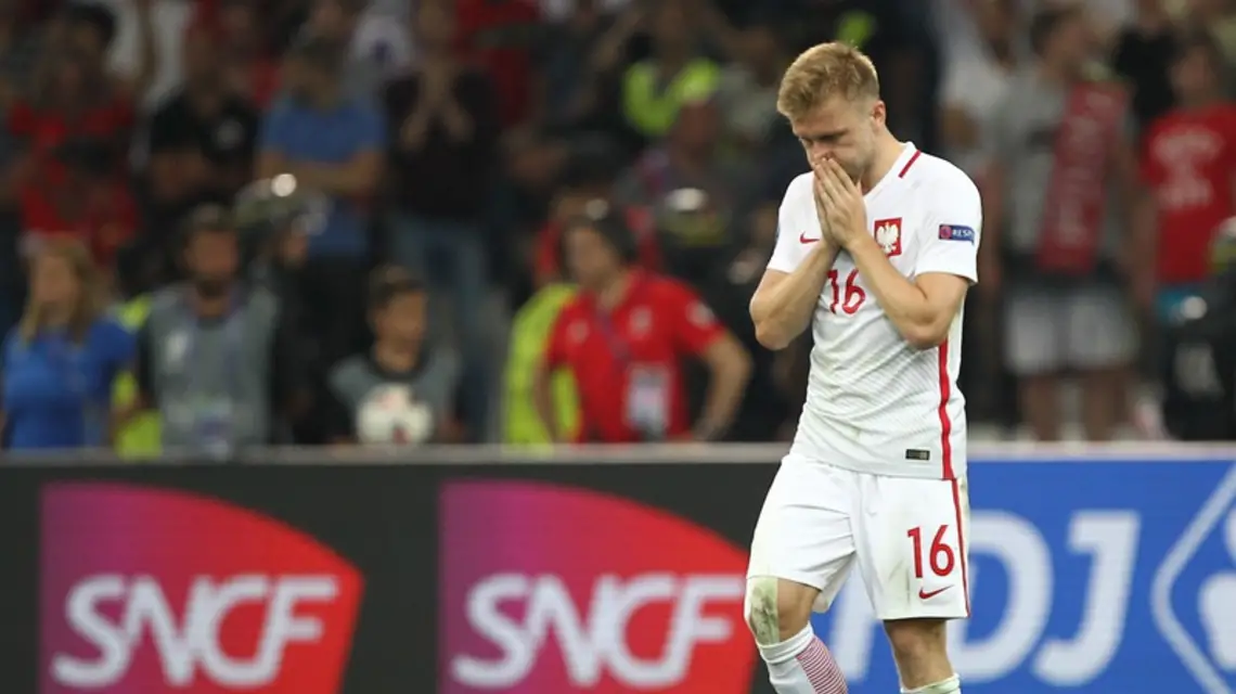 Jakub Błaszczykowski po niestrzelonym karnym w ćwierćfinale Euro 2016. Mecz Polska-Portugalia, Marsylia 30 czerwca 2016 r. / / fot. Michael Zemanek / BPI / EAST NEWS