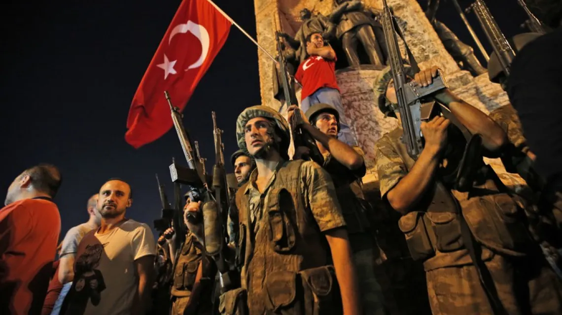 Żołnierze w otoczeniu zwolenników Recepa Tayyipa Erdogana na placu Taksim w Stambule, 15/16 lipca 2016 r. /  / fot. AP / Fotolink