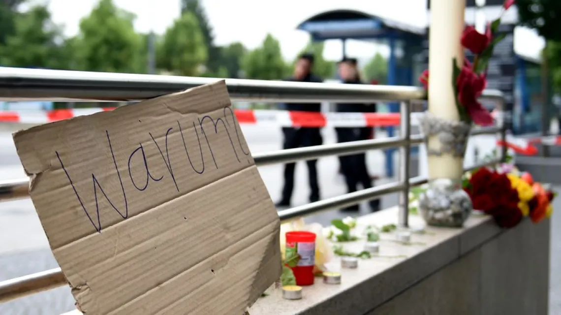 Przy wyjściu z metra przed centrum handlowym Olympia Einkaufzentrum OEZ w Monachium, gdzie 22 lipca 2016 r. w strzelaninie zginęło 9 osób /  / fot. AFP / EAST NEWS 