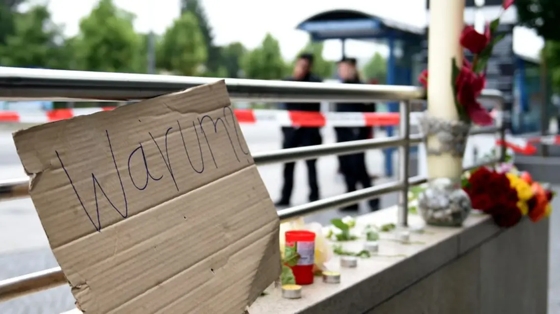 Przy wyjściu z metra przed centrum handlowym Olympia Einkaufzentrum OEZ w Monachium, gdzie 22 lipca 2016 r. w strzelaninie zginęło 9 osób / / fot. AFP / EAST NEWS 