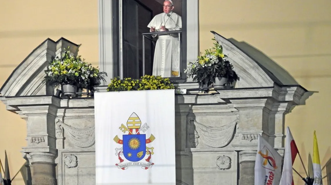 Papież Franciszek w oknie przy ul. Franciszkańskiej 3 w Krakowie, Światowe Dni Młodzieży 2016 /  / fot. East News