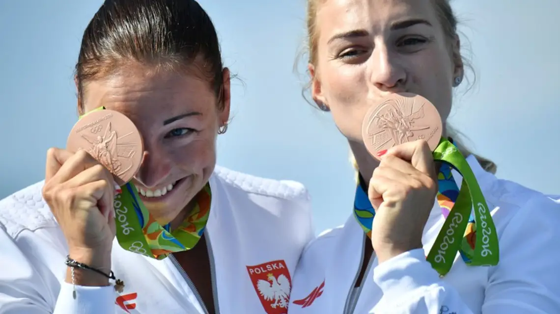 Kajakarki Beata Mikołajczyk i Karolina Naja z olimpijskimi medalami / / Fot. AFP PHOTO / Jeff PACHOUD