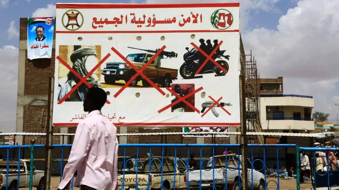 "Bezpieczeństwo to nasza wspólna odpowiedzialność" - bilboard w stolicy Darfuru, El Fasher, wrzesień 2016 r. / Fot. ASHRAF SHAZLY / AFP PHOTO /  EAST NEWS