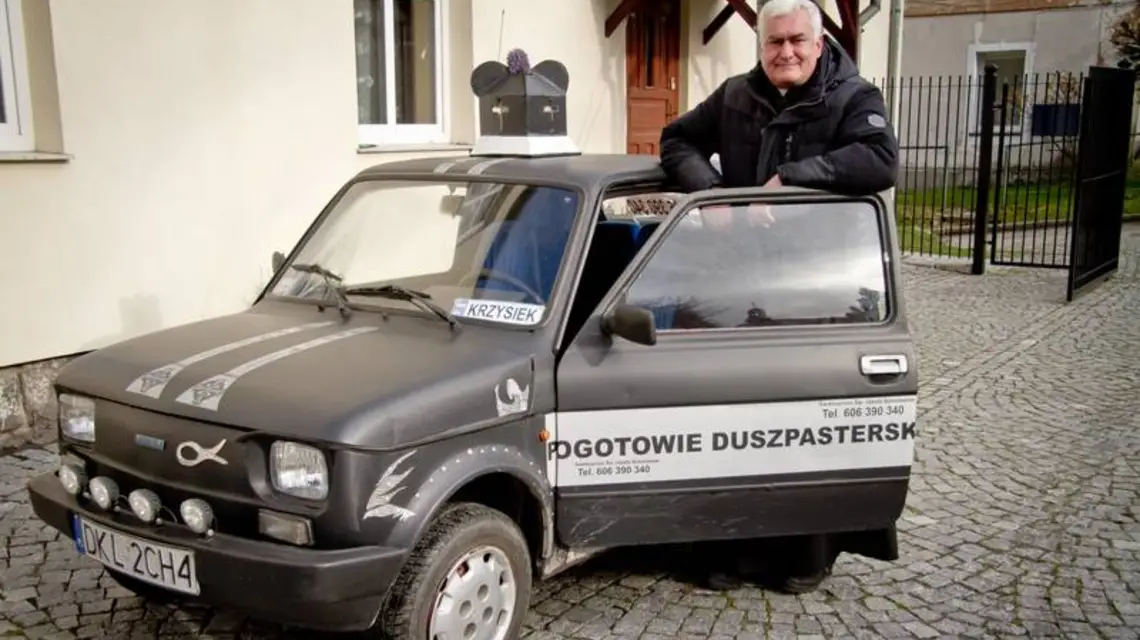 Proboszcz parafii w Stroniu Śląskim, ks. Krzysztof Kauf, uruchomił Pogotowie Duszpasterskie, w którym wykorzystuje małego fiata; listopad 2016 r. / Fot. Dariusz Gdesz / Gazeta Wrocławska / Polska Press / East News