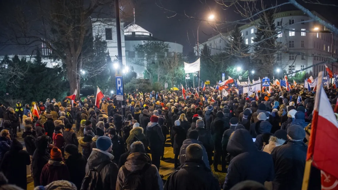 Protest przed przed Sejmem przeciwko ograniczaniu przez PiS dostępu mediów do parlamentu, 16/17 grudnia 2016 r. /  / fot. East News
