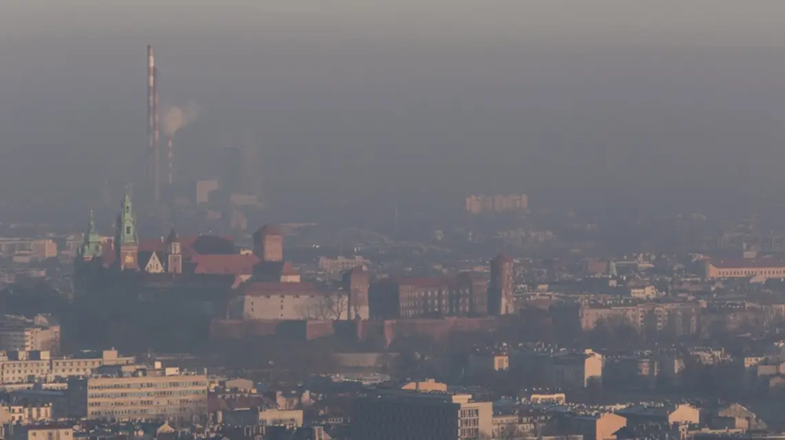 Ciemna warstwa smogu nad Krakowem widziana z Kopca Kościuszki, 01.01.2017 r. / / Fot. Jan Graczynski / East News