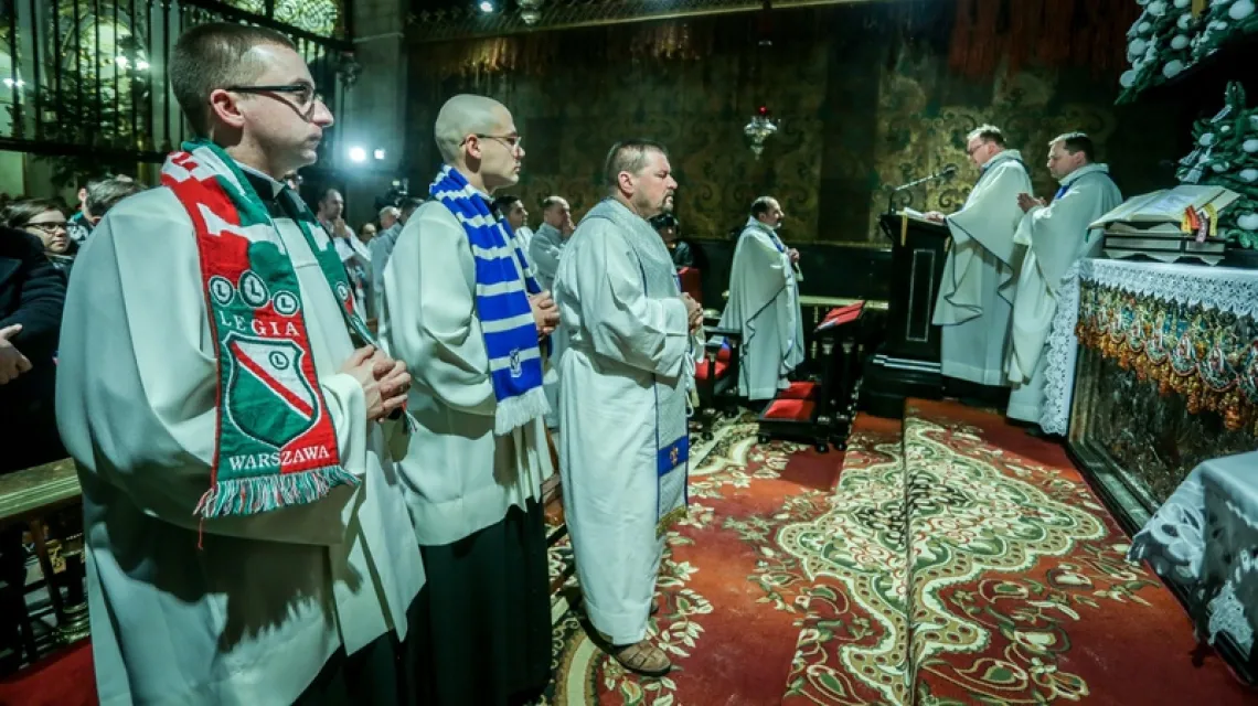 Klerycy i księża w kibicowskich szalikach, podczas corocznej pielgrzymki kibiców na Jasną Górę. Fot: MAREK BARCZYŃSKI / EAST NEWS / 