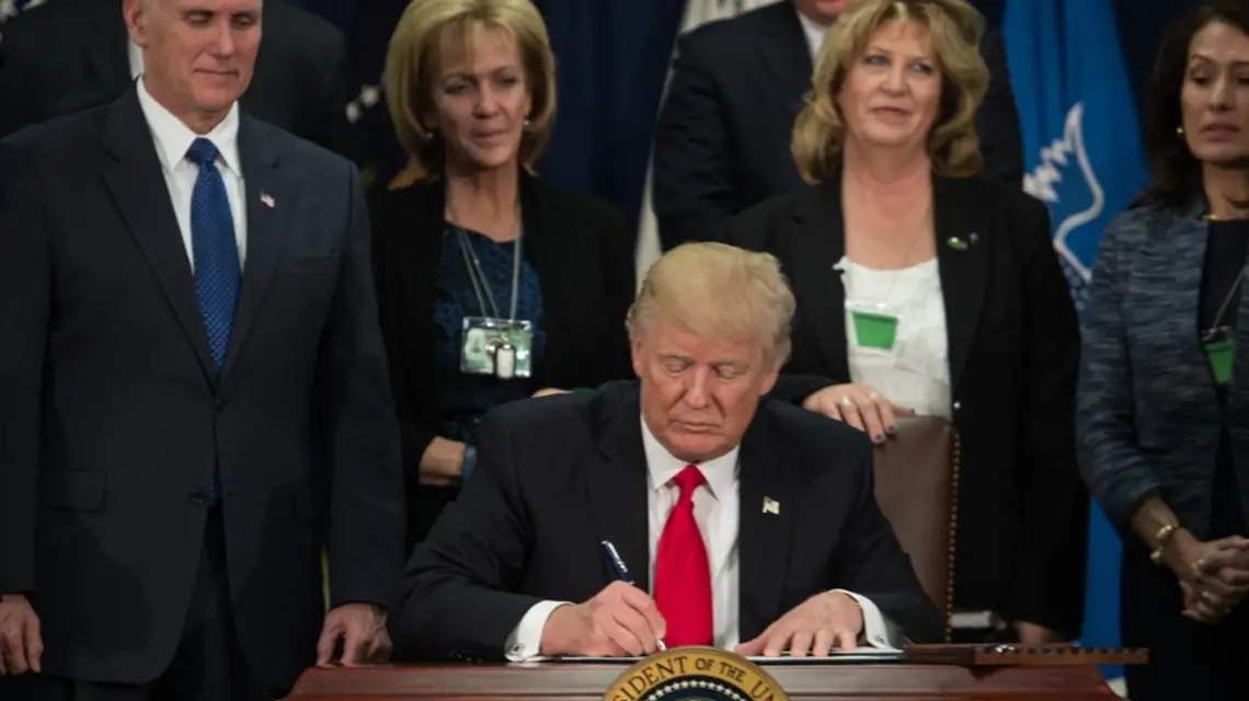 Donald trump podpisuje "executive order" dotyczące budowy wielkiego muru na granicy z Meksykiem, 25.01.2017 r. / / FOT. NICHOLAS KAMM/AFP/EAST NEWS