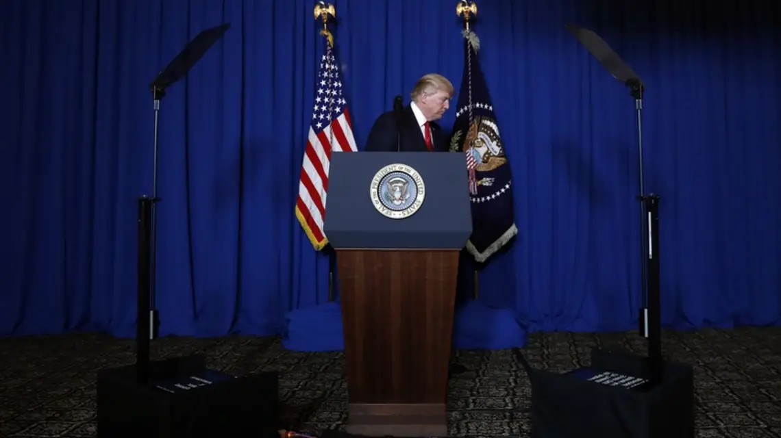  Donald Trump po przemówieniu w Mar-a-Lago w Palm Beach po tym, jak z amerykańskich okrętów operujących na Morzu Śródziemnym wystrzelono 59 rakiet samosterujących tomahawk, które raziły cele w bazie syryjskich wojsk rządowych w Szajrat. 06.04.2017 r. / / Fot. Alex Brandon/AP/EASTNEWS