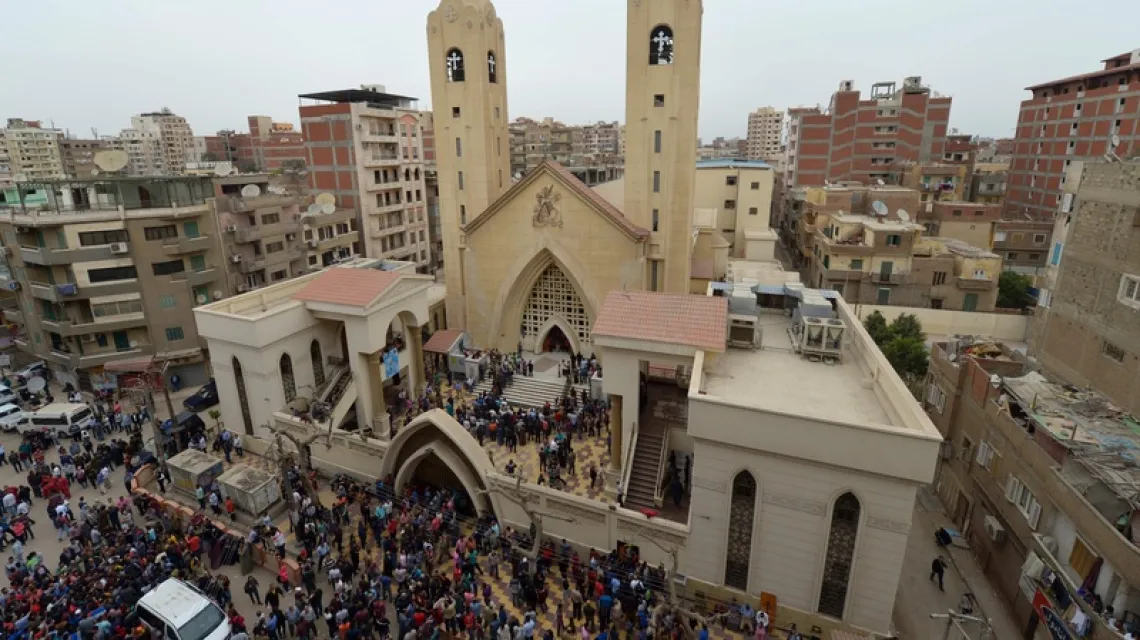 Kościół św. Grzegorza, największa świątynia Koptów (egipskich chrześcijan) na terenie Delty Nilu po zdetonowaniu bomby przez zamachowca-samobójcę, Tanta, Egipt, 09.04.2017 r. /  / Fot. KHALED DESOUKI / AFP/EAST NEWS