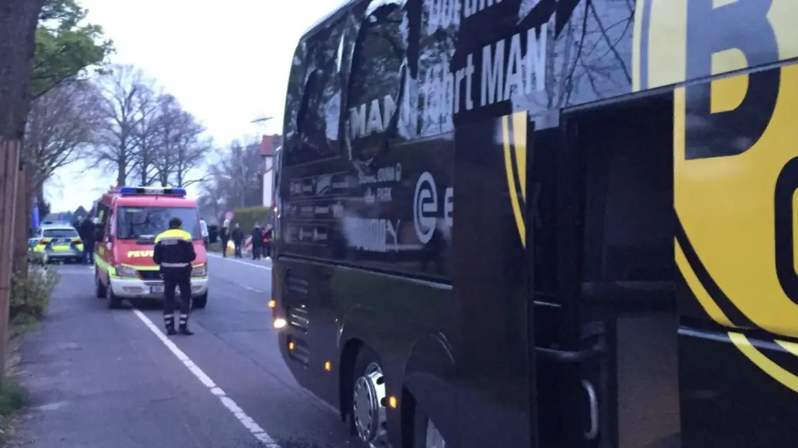 Zniszczony eksplozją autokar Borusii Dortmund, 11 kwietnia 2017 r. / / fot. AFP / East News