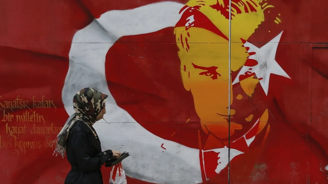 W tle: billbord z turecką flagą i wizerunkiem Kemala Ataturka. Stambuł, 12.04.2017 r. /  / Fot. Emrah Gurel/AP/EASTNEWS