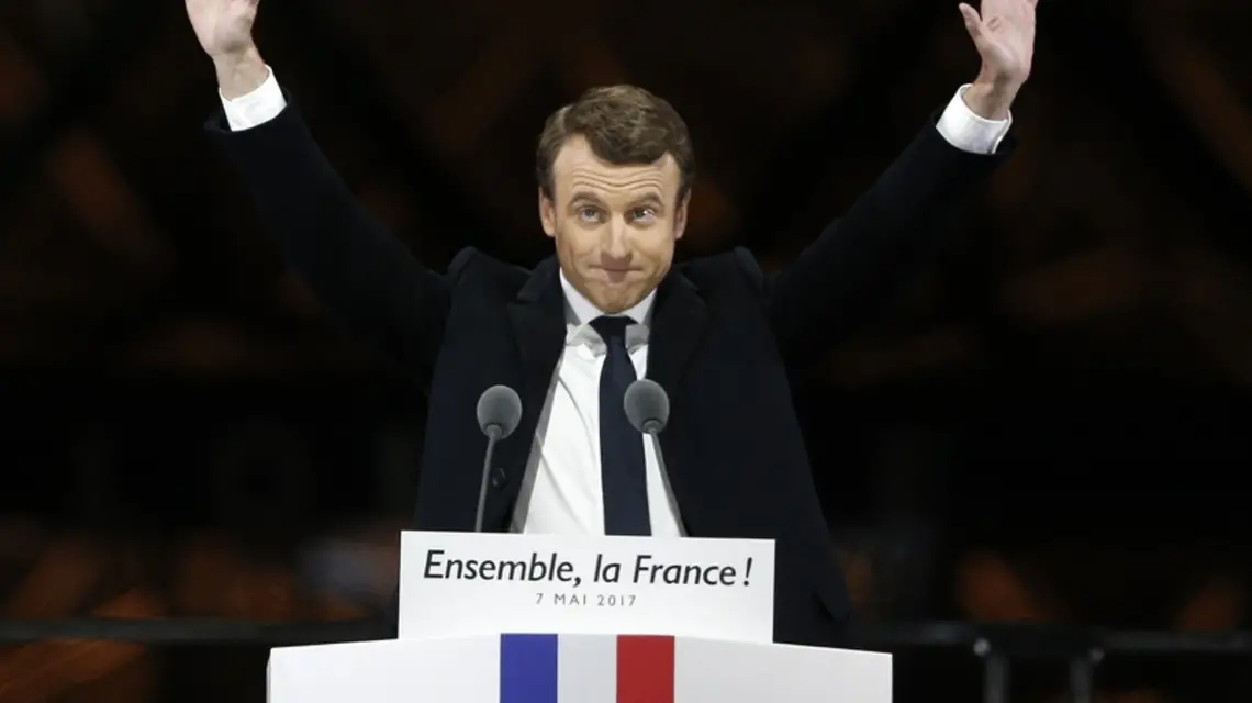 Emmanuel Macron przemawia po ogłoszeniu w niedzielę wieczorem pierwszych wyników głosowania. Paryż, 07.05.2017 r. / / Fot. Thibault Camus/AP/EAST NEWS