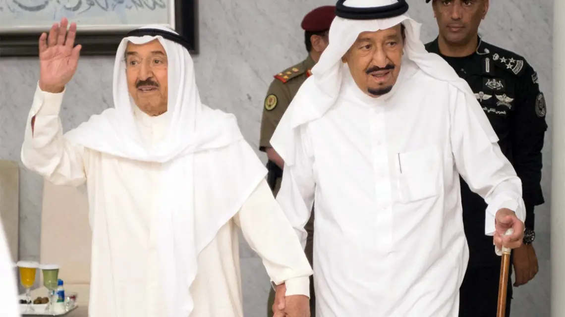 Saudyjski król Salman i emir Kuwejtu Sabah al-Ahmad al-Sabah podczas spotkania w Arabii Saudyjskiej w mieście Dżedda, 6 lipca 2017 r. / Saudi Press Agency / AP / EASTNEWS / 