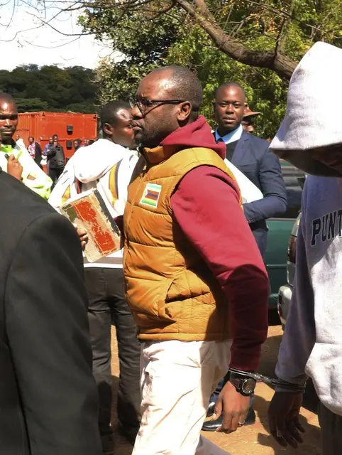 Skuty kajdankami pastor Evan Mawarire przybywa do sądu w Harare (Zimbabwe), 28 czerwca 2017 r. Fot. Tsvangirayi Mukwazhi / AP Photo / East News