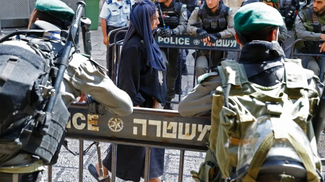 Palestynka wśród izraelskich żołnierzy. Fot: JACK GUEZ/AFP/EASTNEWS / 