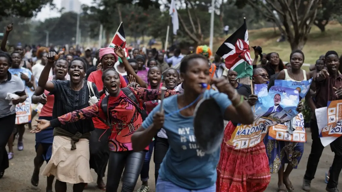  Zwolennicy lidera opozycji Raila Odinga świętują w Uhuru Park po wysłuchaniu werdyktu Sądu Najwyższego, Nairobi, Kenia 1.09.2017 r. / Fot. Ben Curtis / AP / EAST NEWS