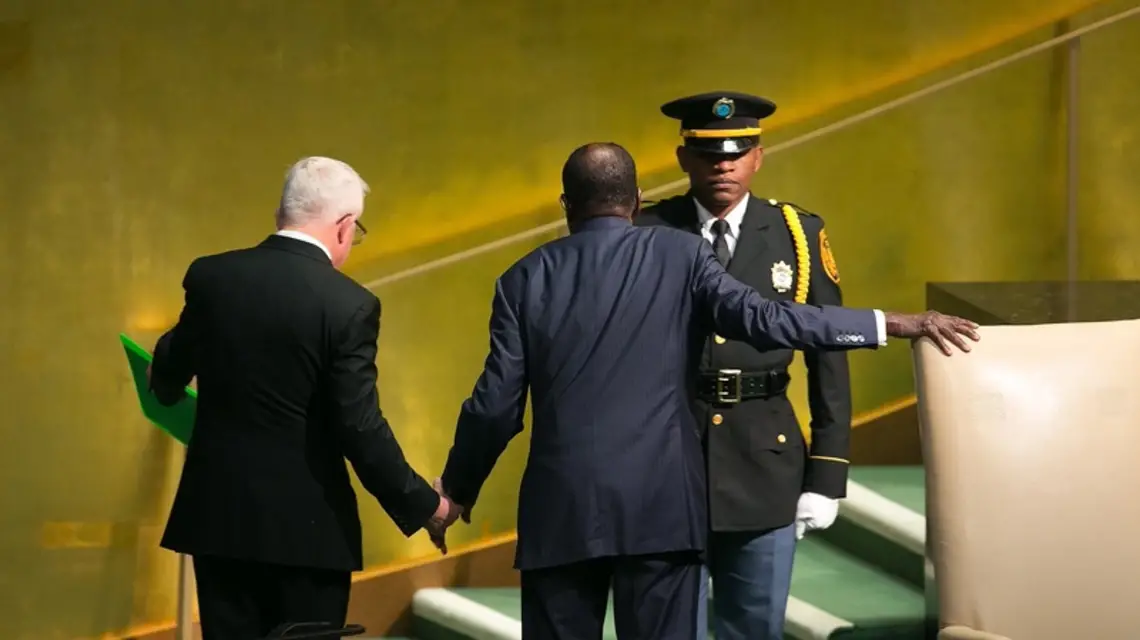 Prezydent Zimbabwe Robert Mugabe odprowadzany na miejsce po przemówieniu w trakcie posiedzenia Zgromadzenia Ogólnego NZ, Nowy Jork, 21 września 2017 r. / Fot. Kevin Hagen / AFP / EAST NEWS