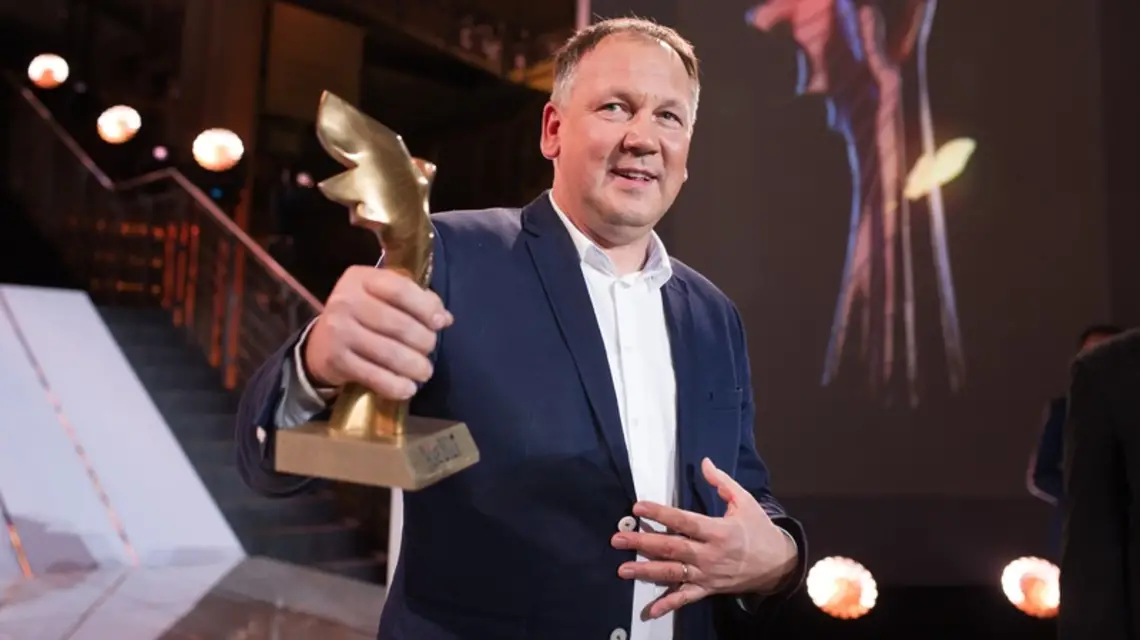 Cezary Łazarewicz z Nagrodą NIKE, 1 października 2017 r. / Bartosz Krupa / East News