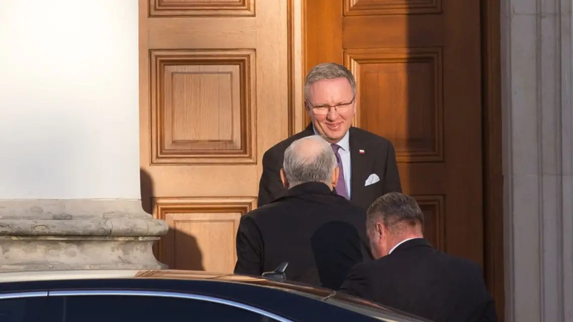 Jarosław Kaczyński, witany przez min. Krzysztofa Szczerskiego, przybywa na spotkanie z prezydentem Andrzejem Dudą, Warszawa, 6 października 2017 r. / fot. Maciej Luczniewski / REPORTER / East News