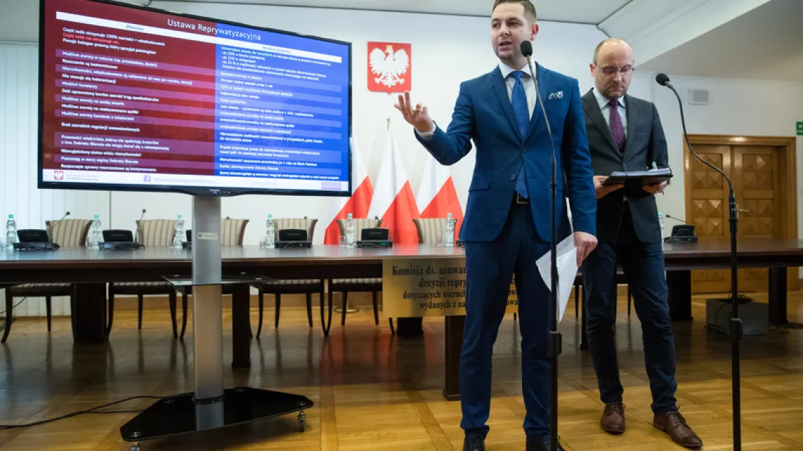 Patryk Jaki prezentuje założenia ustawy reprywatyzacyjnej / Fot. Andrzej Iwańczuk / Reporter / East News
