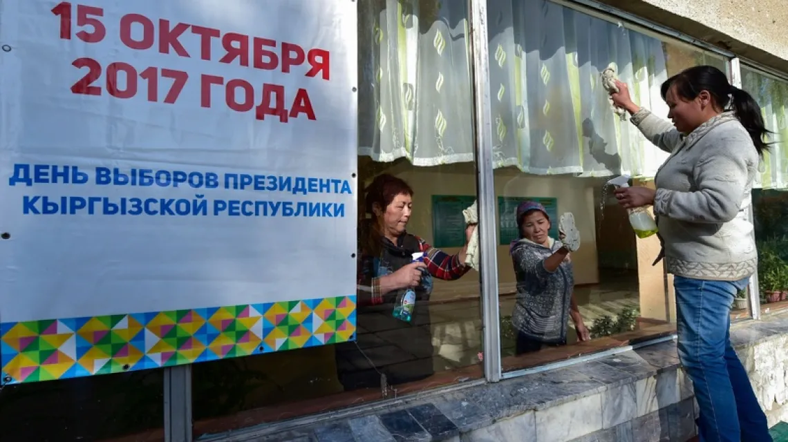 Przygotowywanie lokalu wyborczego w wiosce Bajtik, 20 km od Biszkeku, 13 października 2017 r. / Fot. Wiaczesław Osełedko / AFP PHOTO / East News