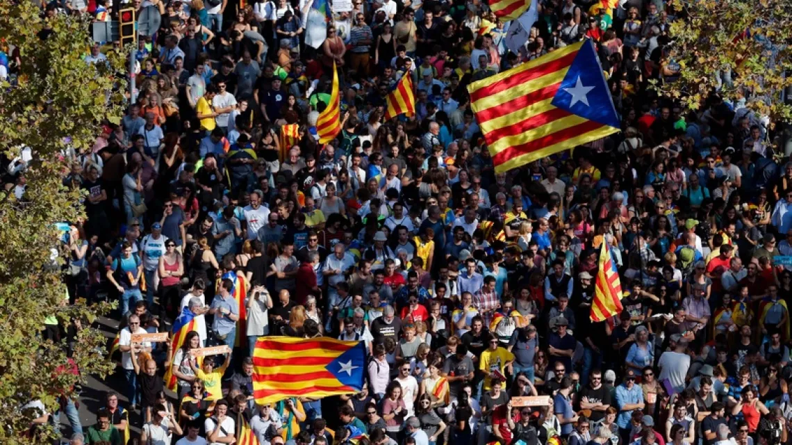 Tłumy przed gmachem katalońskiego parlamentu po ogłoszeniu deklaracji niepodległości, Barcelona, 27 października 2017 r. / Fot. Pau Barrena / AFP / East News