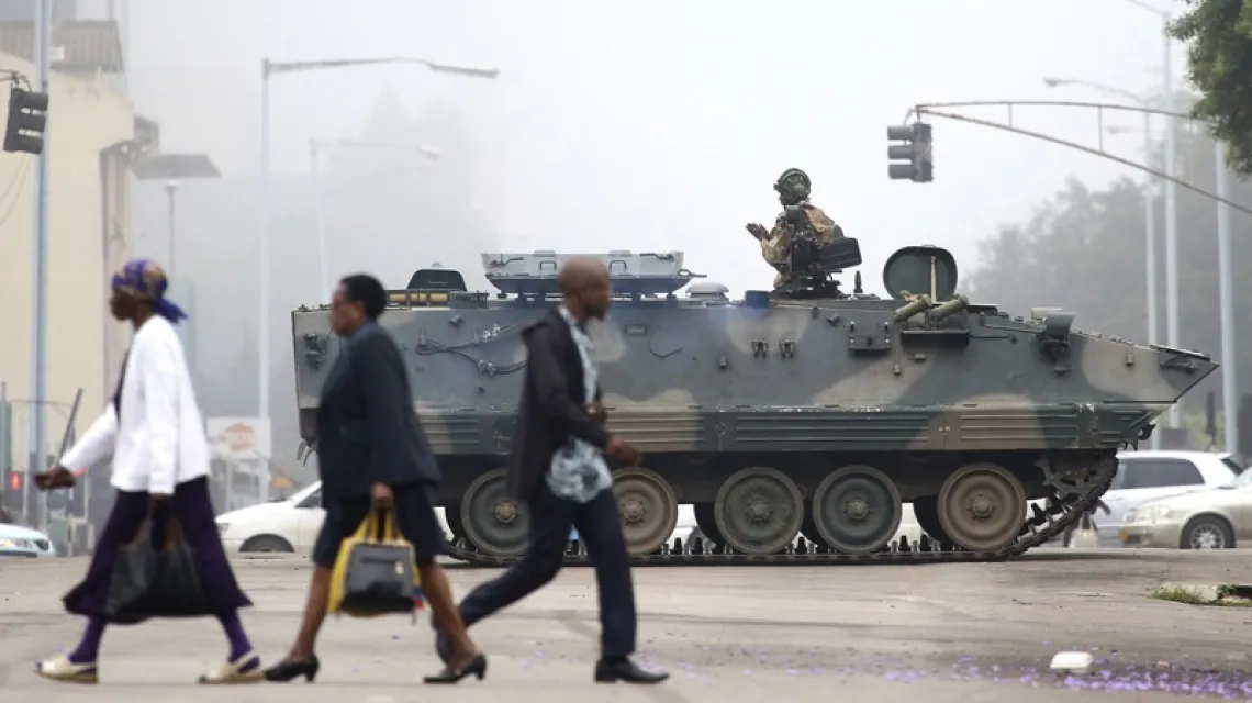 Żołnierze patrolują ulicę w Harare, Zimbabwe, 15.11.2017 r. / Fot. AP/EASTNEWS