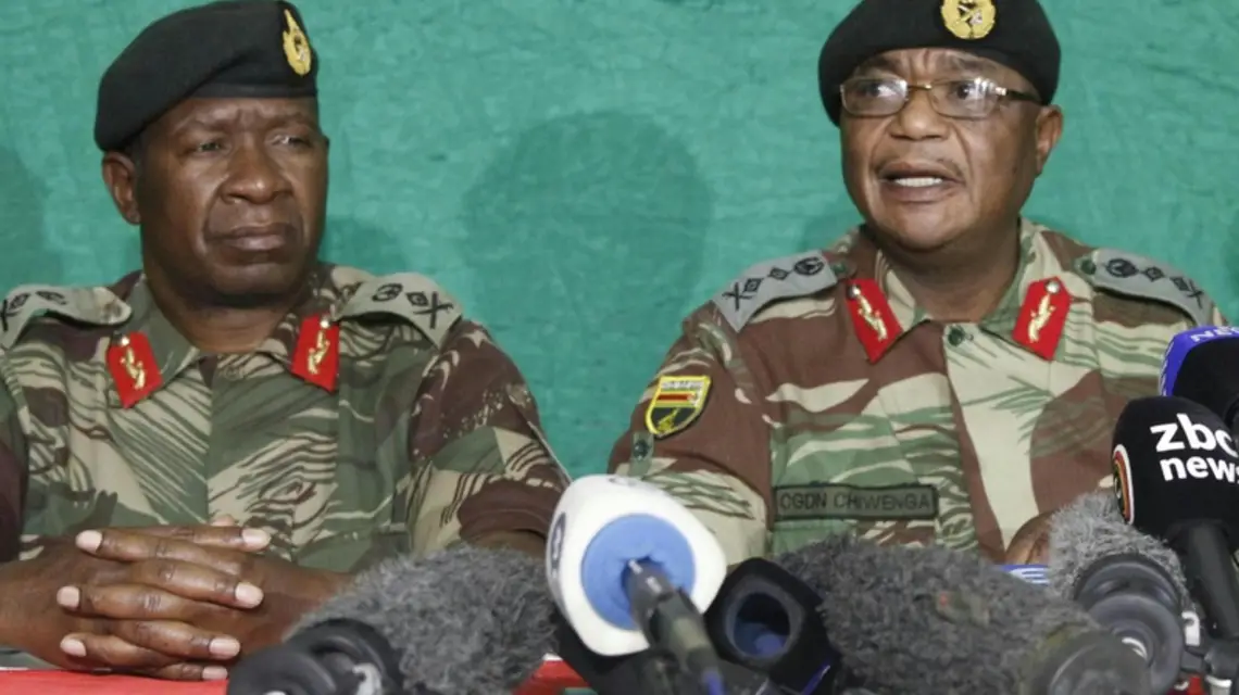 ZimbaJeden z przywódców puczu Constantino Chiwenga (z prawej) na konferencji prasowej w Harare (Zimbabwe), 20 listopada 2017 r. / Fot. Shaun Jusa / Xinhua / East News