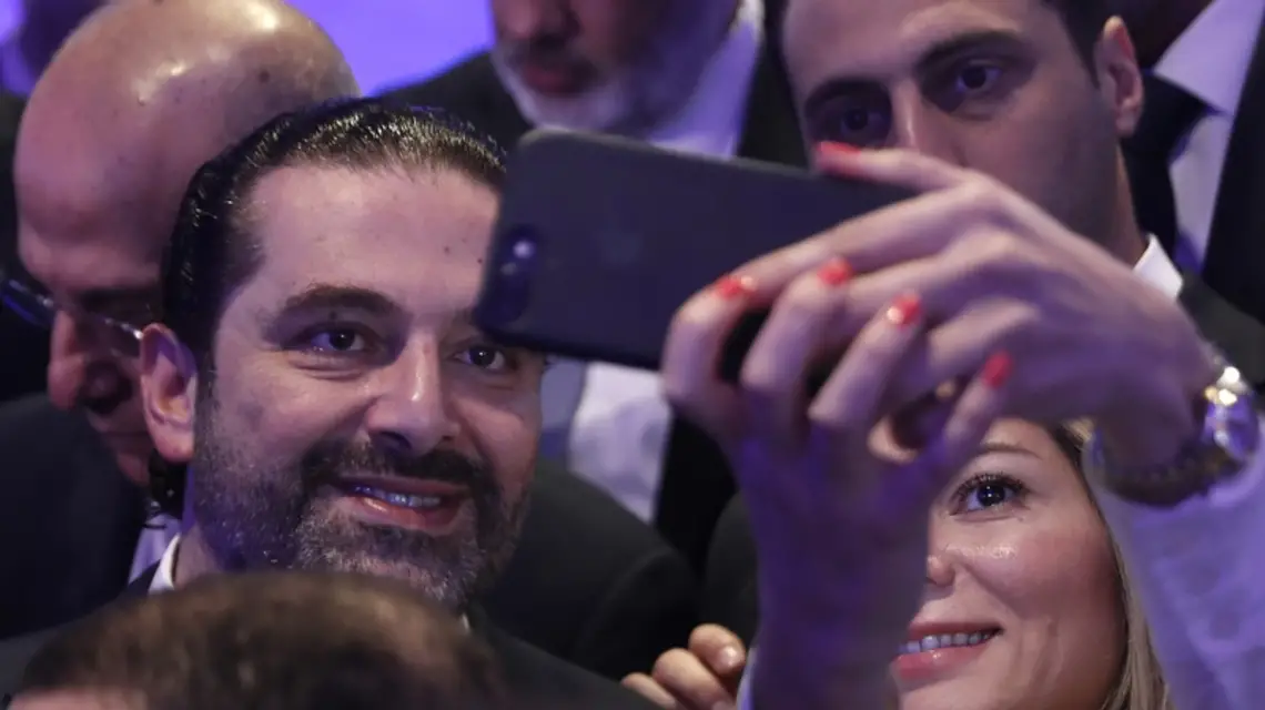 Selfier premiera Libanu Saada Haririego z jedną ze zwolenniczek, Bejrut, 23 listopada 2017 r. / Fot. Hussein Malla / AP Photo / East News