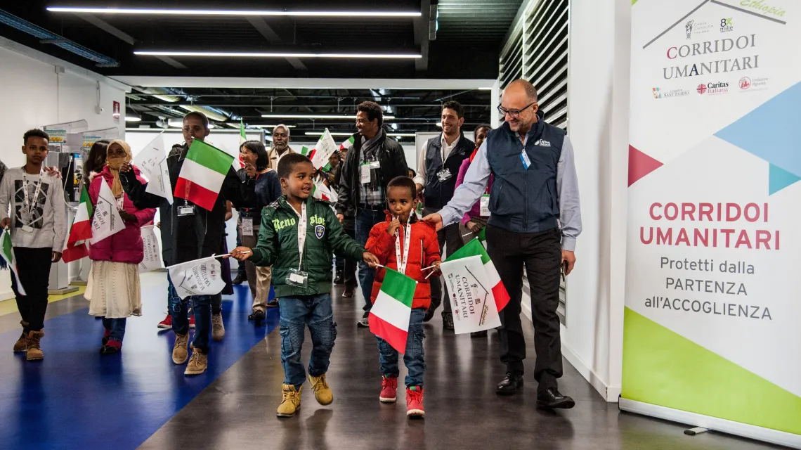 Przywitanie pierwszej grupy imigrantów i uchodźców w ramach korytarzy humanitarnych zorganizowanych przez Wspólnotę Sant'Egidio i Konferencję Episkopatu Włoch, lotnisko Fiumicino, listopad 2017 r. / Fot.Massimiliano Migliorato / East News / 