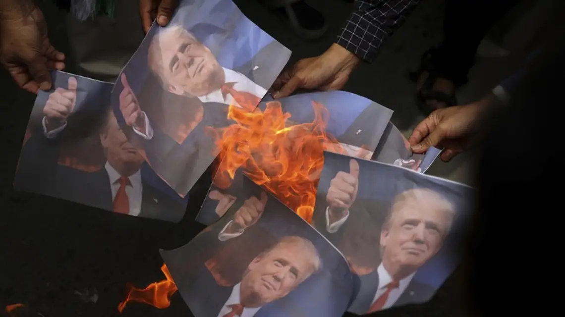 Muzułmańskie protesty w indonezyjskim Banda Aceh po ogłoszeniu przenosin amerykańskiej ambasady z Tel Awiwu do Jerozolimy, 8 grudnia 2017 r. / Fot. Heri Juanda / AP Photo / East News 