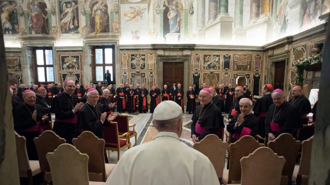 Papież Franciszek składa życzenia świątecznek członkom Kurii Rzymskiej w Clementine Hall w Watykanie, 21 grudnia 2017 r. /  / AFP PHOTO / OSSERVATORE ROMANO / EAST NEWS