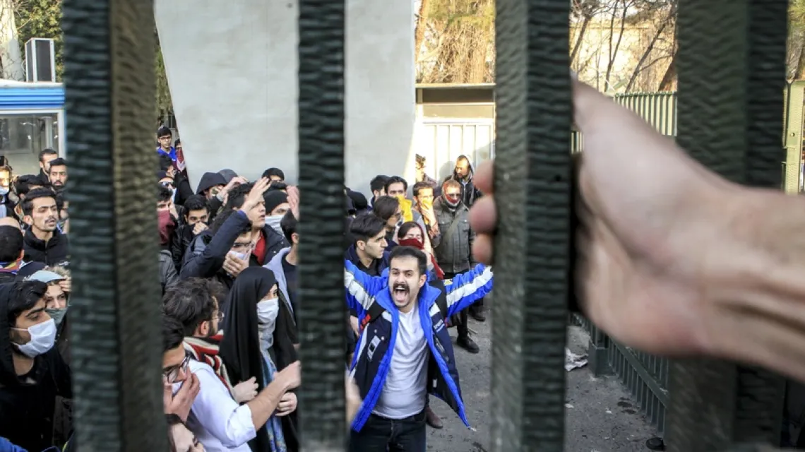 Studenci podczas antyrządowego protestu na Uniwersytecie w Teheranie. Iran, 30 grudnia 2017 r. / Fot. AP / EASTNEWS