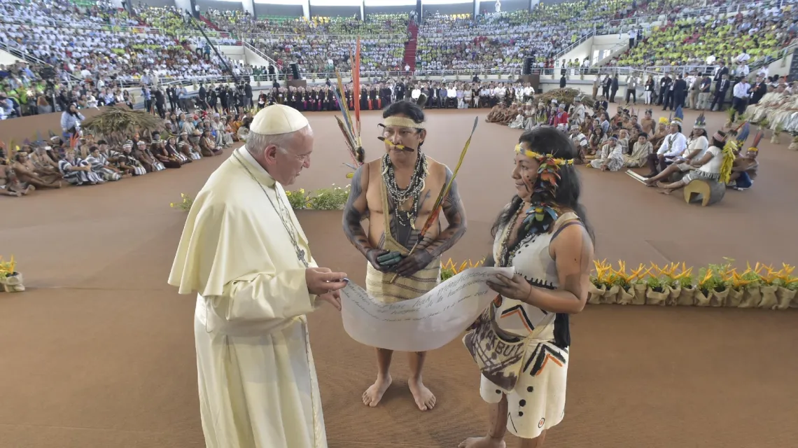 Papież Franciszek w koloseum w Puerto Maldonado, mieście uważanym za bramę do Amazonii podczas wizyty papieskiej w Peru, 19 stycznia 2018 r. /  / L'Osservatore Romano Vatican Media/Pool Photo /AP/EAST NEWS
