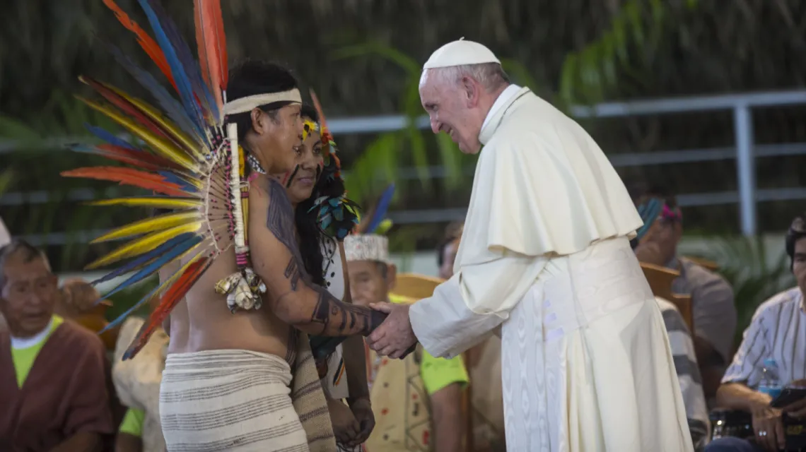 Papież Franciszek z przedstawicielami rdzennych mieszkańców w Puerto Maldonado w Peru podczas pielgrzymki do Peru i Chile, styczeń 2018 r. / FOT. Rodrigo Abd / AP/EAST NEWS / 